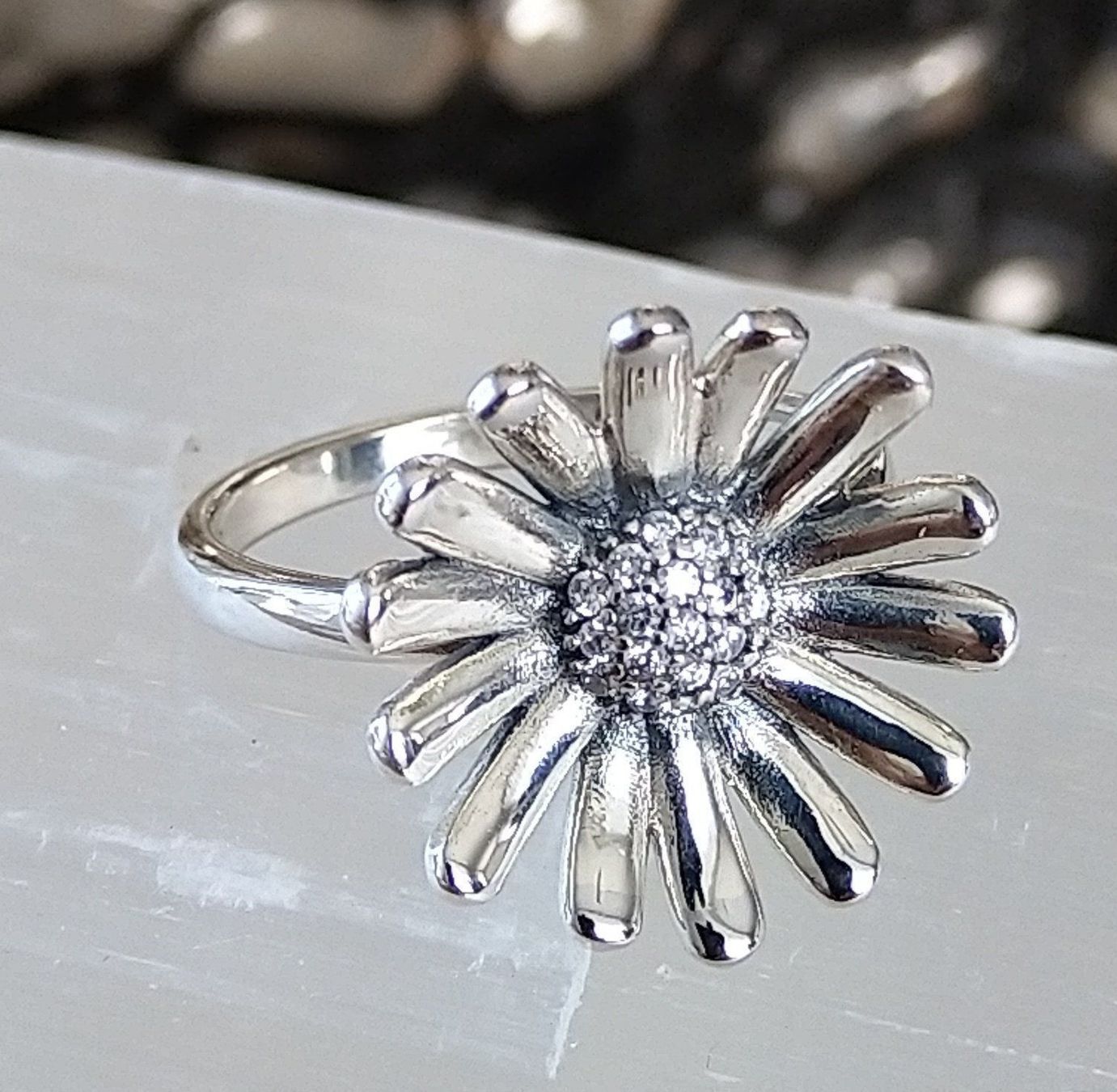 Anelli: RING MIT MARGERITE BLÜTE IN 925 SILBER – Usato da Romanshorn venduto da BoutiqueA