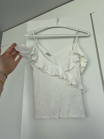 Sommerliches, weisses Top mit Rüschen, Grösse S