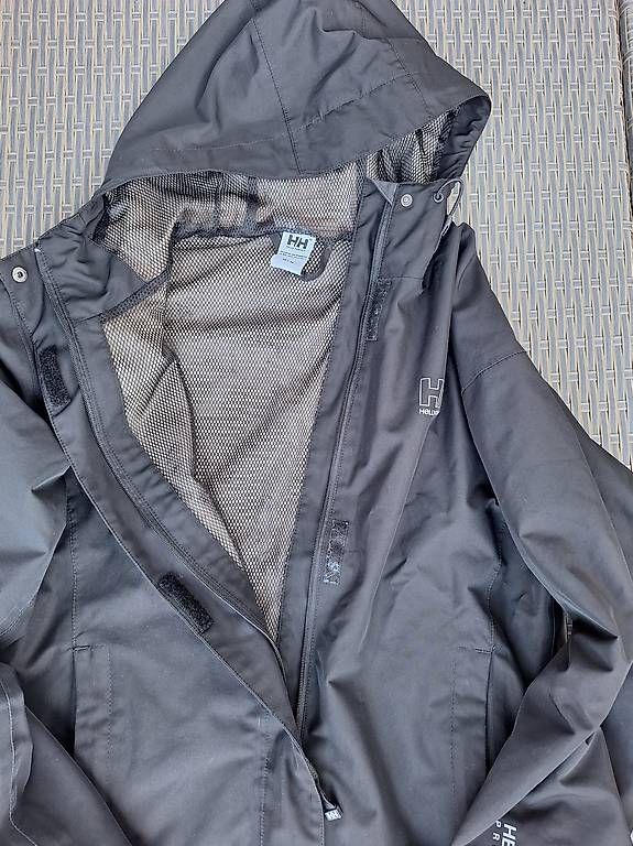 Jacken: Helly Hansen Regenjacke schwarz M – Gebraucht aus Frutigen von elle_nnam 1