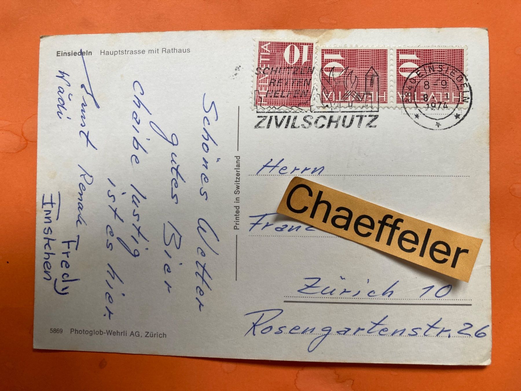 Cartes postales: 1974 Einsiedeln, Hauptstrasse mit Rathaus – D'occasion à Zürich par Chaeffeler 1