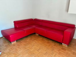 Rotes (vermutlich Kunst-)leder Sofa