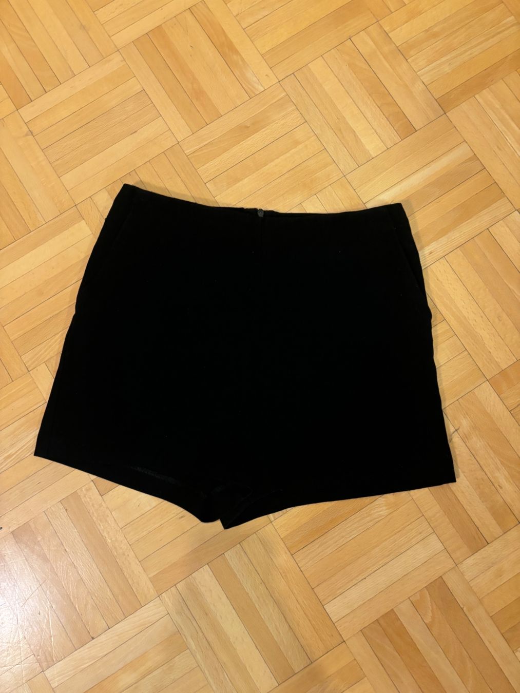 Pantaloni: Black short with slots M – Usato da Genève venduto da chl_zc89 1
