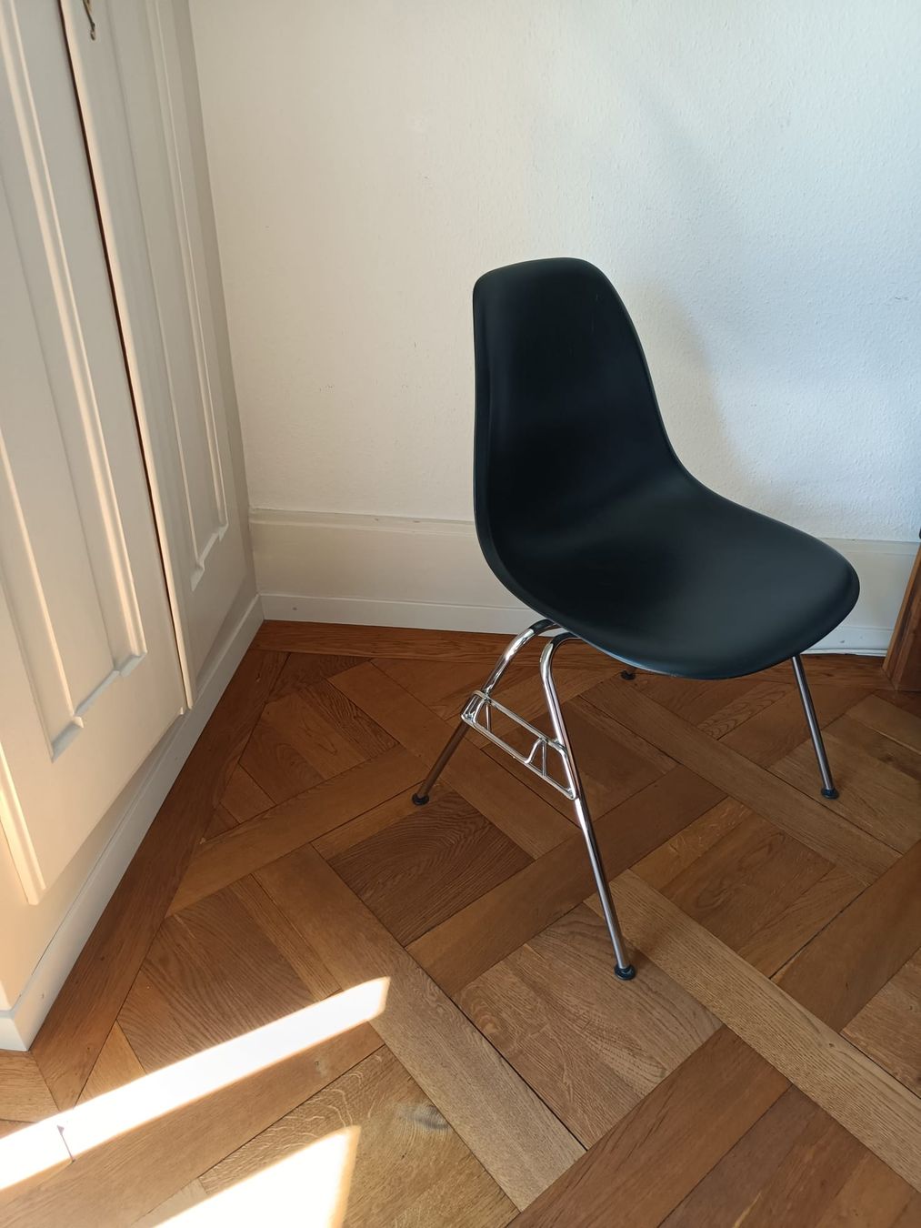 Eames Sedie: Vitra Eames schwarzer Stuhl – Usato da Bern venduto da carmenhaeller 1