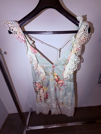 Titel: ZIMMERMANN Romper / Playsuit – Blumenmuster mit Spitz