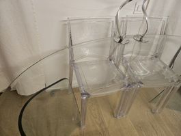 Table à manger ovale en verre avec 4 chaises fantômes