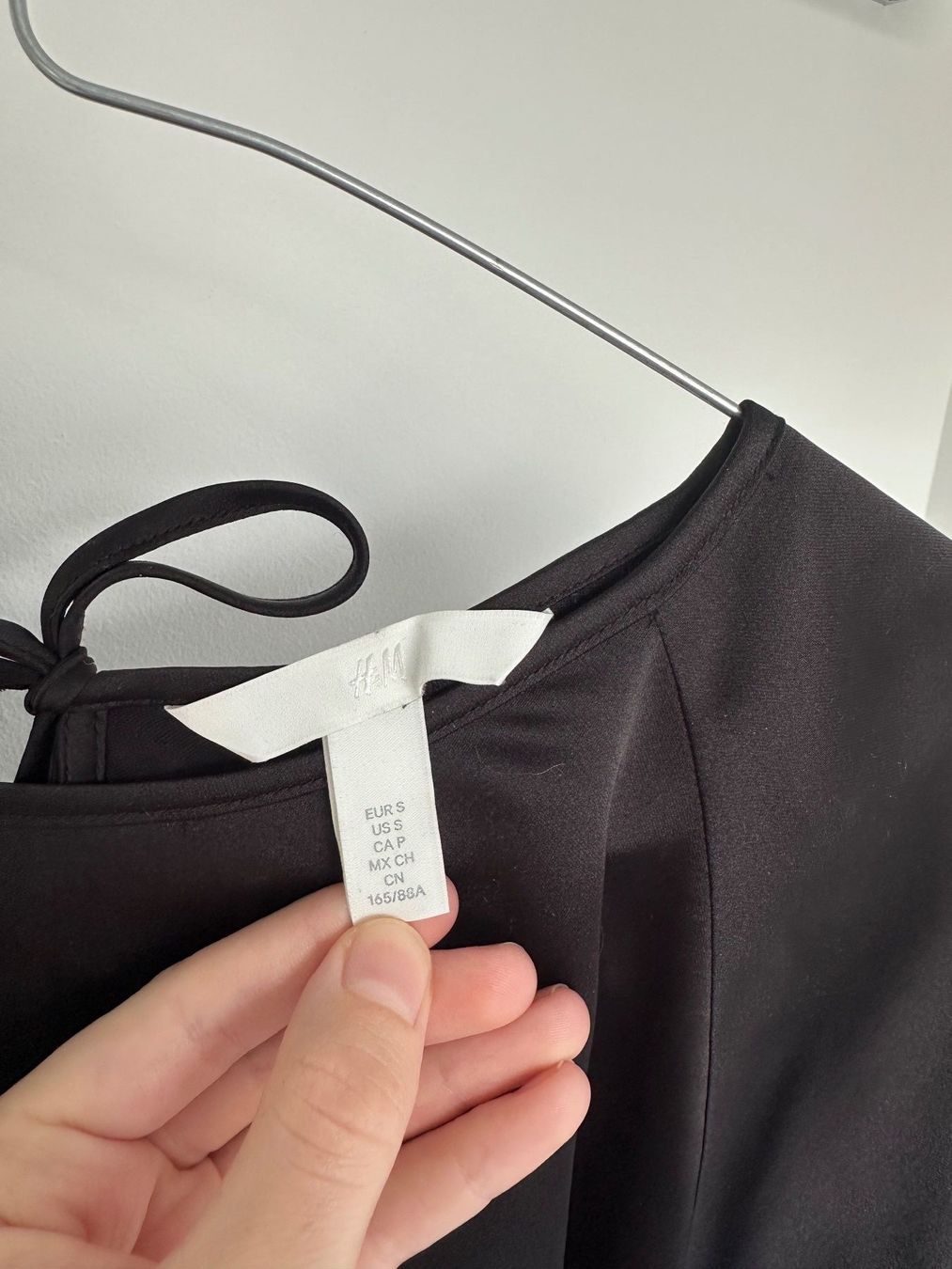 H&M Tops: H&M schwarze Bluse Satin Gr. S – Gebraucht aus Triesen von ann_6mxb 2