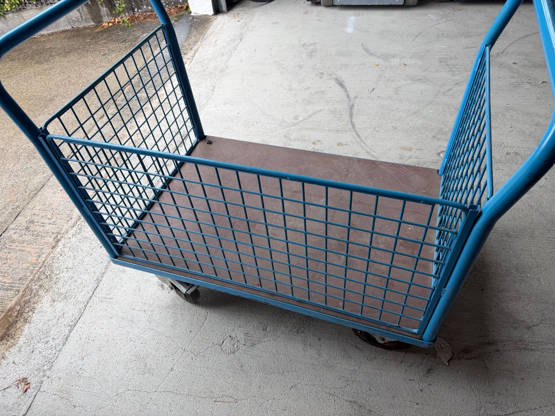 Korpus: Blauer Gitterwagen mit Griffen, gebraucht – Gebraucht aus Stetten AG von d.r82 2