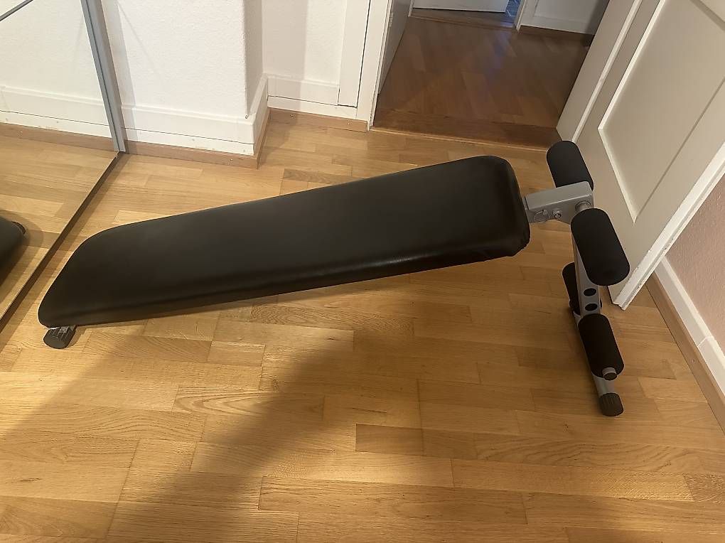 Hometrainer: Trainingsbank / Bauchtrainer  gut erhalten – Usato da Zürich venduto da Dinooo04