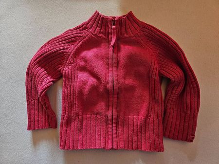 rote Strickjacke mit Reissverschluss