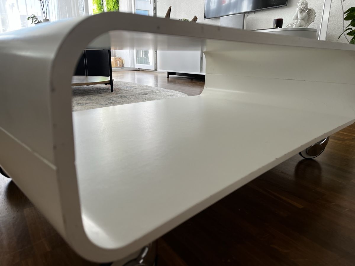 Tische: Couchtisch weiss mit Rollen mit Gebrauchsspuren – Gebraucht aus Belp von Feebee 1