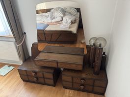 Schöner grosser Vintage-Kleiderschrank aus Holz mit zeitlose