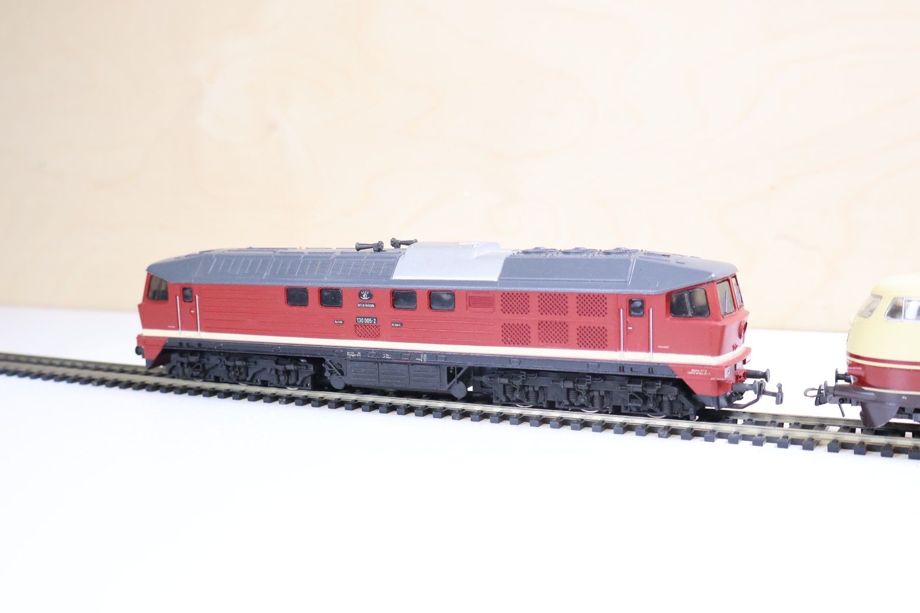 Roco Modellini di ferrovie: ROCO 2 x grosse E-Lok TEE / Diesellok - H0 Doppelpack – Usato da Winterthur venduto da Monstera 5