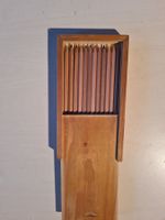 Stiftebox aus Holz mit Stiften (12) / Boite a crayons (12)