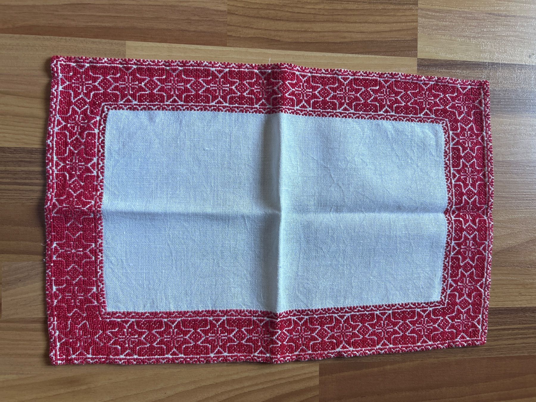 Set di tavolo e panche: Handgesticktes Deckchen, rot/weiss, Vintage – Usato da Villnachern venduto da RicardoMary