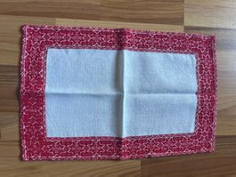 Handgesticktes Deckchen, rot/weiss, Vintage