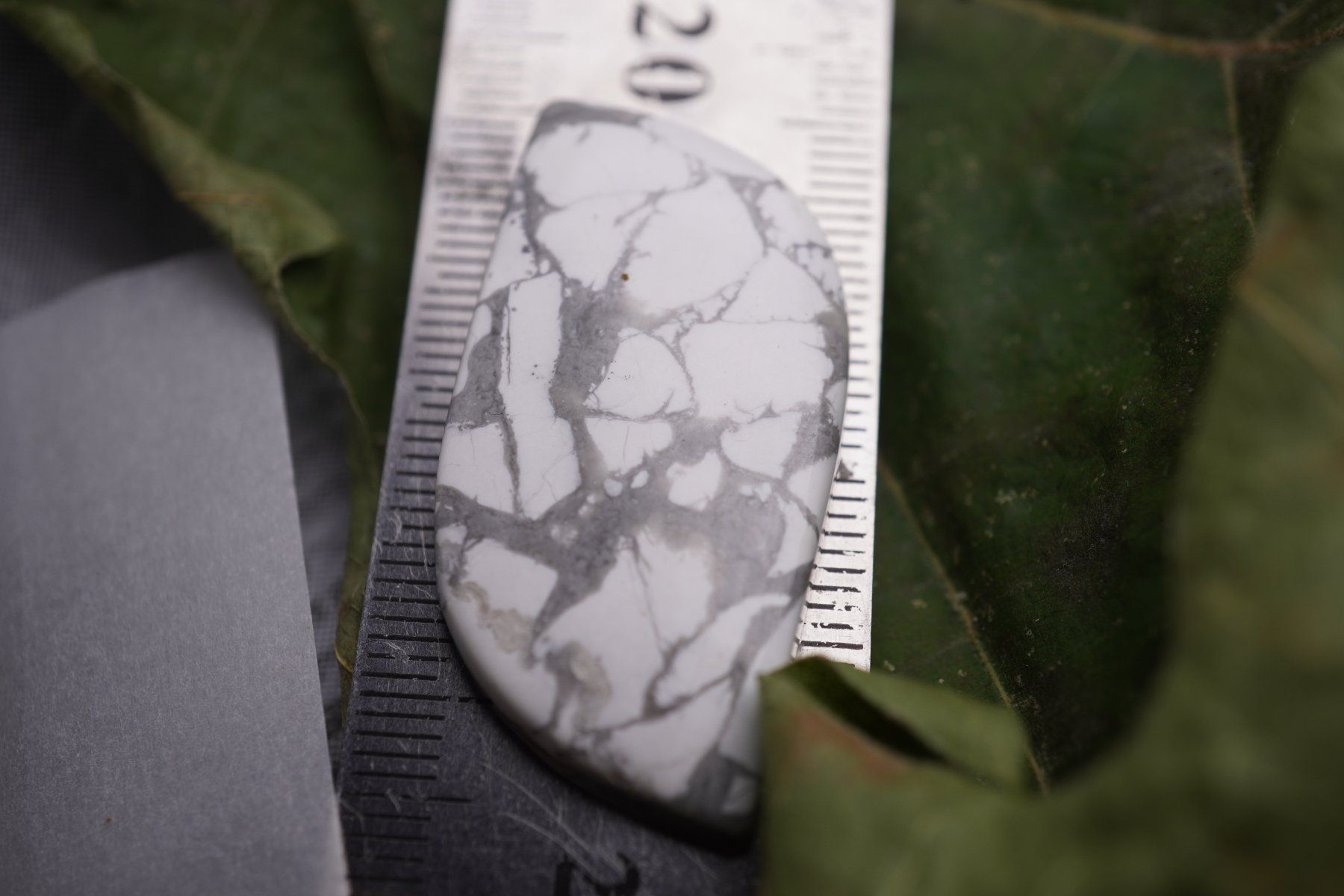 Minerali & Pietre curative: Howlith    Cabochon 43ct  ab 1.- – Nuovo e nell'imballaggio originale da Eschenbach SG venduto da topstone 1