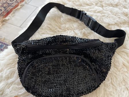 Schwarze Gürteltasche mit Pailletten - Trend Accessoire!