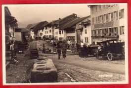 GRUYÈRE, RUE AVEC OLDTIMER