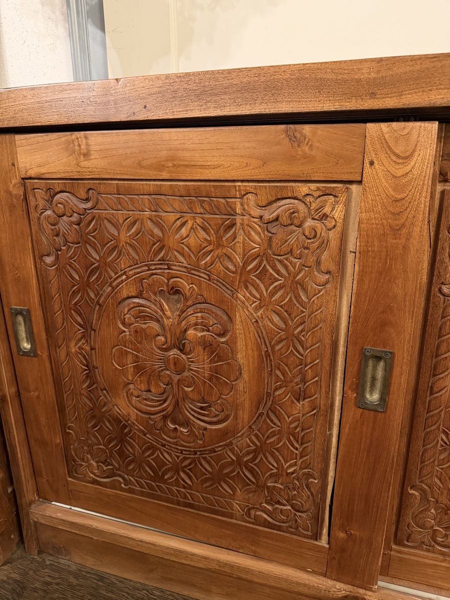 Cassettiere: Holzkommode / Sideboard mit aufwendigen Schnitzereien  – Usato da Strengelbach venduto da KW. 1