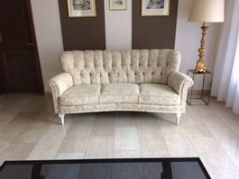 Sofa, stilvoll mit neuem Stoff bezogen
