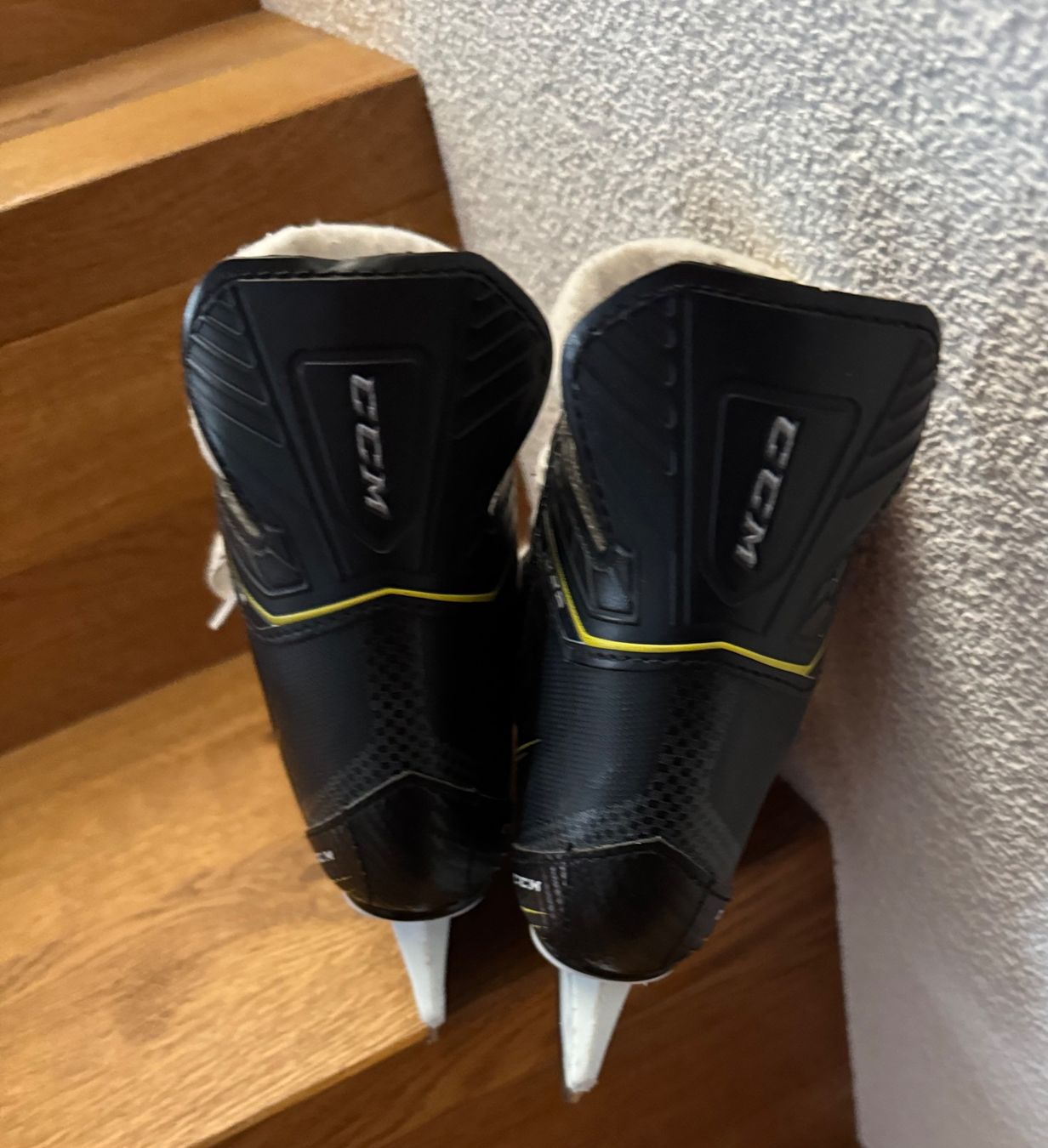 Ccm Pattini da ghiaccio: CCM Schlittschuhe in Gr. 27 – Usato da Herzogenbuchsee venduto da zukerka 1