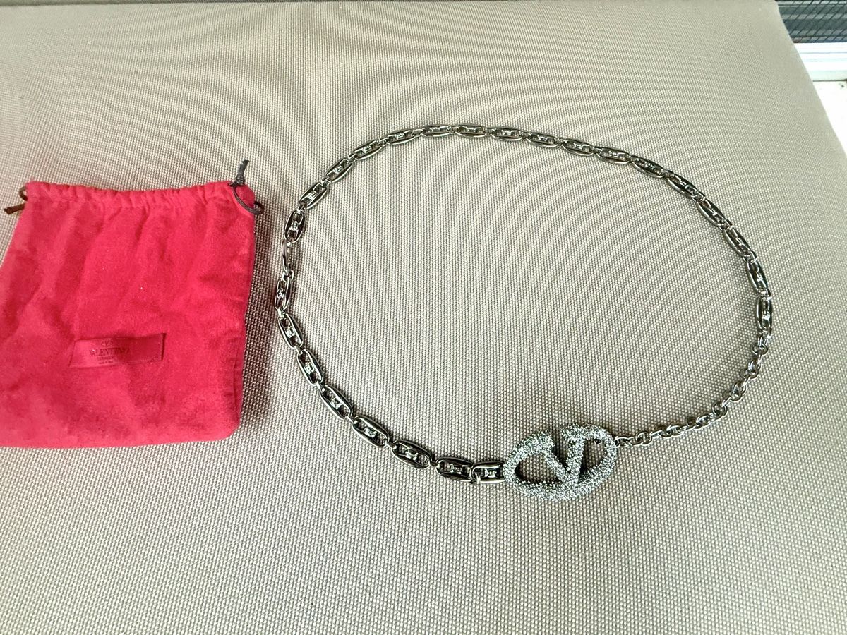 Valentino Cinture: Valentino V logo chain belt – Nuovo (secondo la descrizione) da Cologny venduto da sab_xh7v 1
