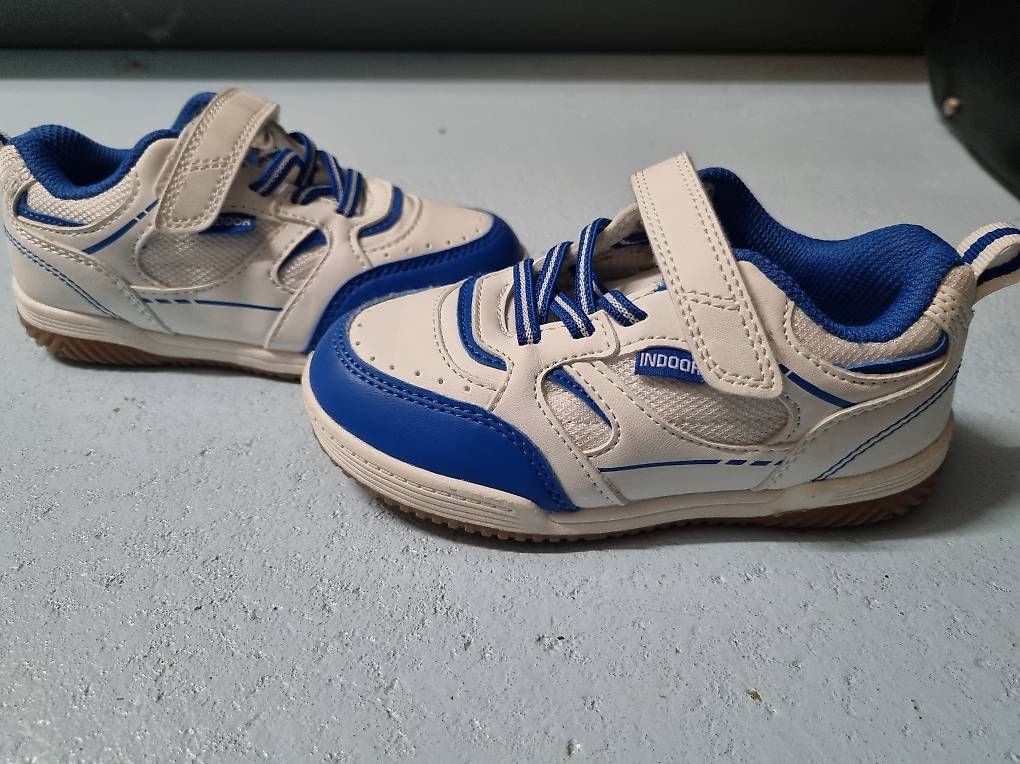 Scarpe per ragazzi: Vty Turnschuhe Indoor Gr 27 – Usato da Füllinsdorf venduto da BrusWillEs