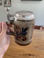 Bierkrug mit Zinndeckel aus Keramik