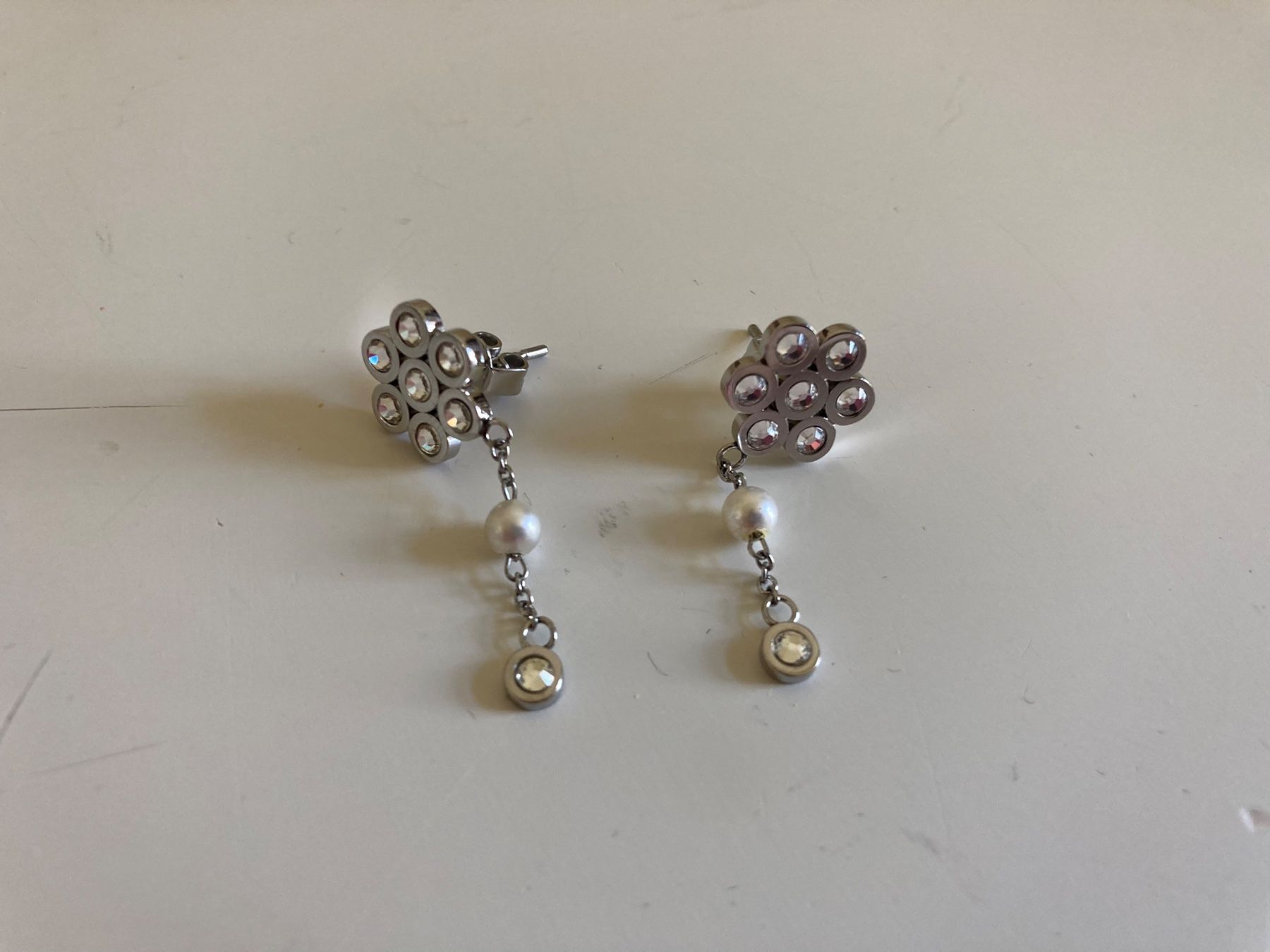 Boucles d'oreille: Boucles d’oreilles neuves Swatch – D'occasion à La Chaux-de-Fonds par aeroame