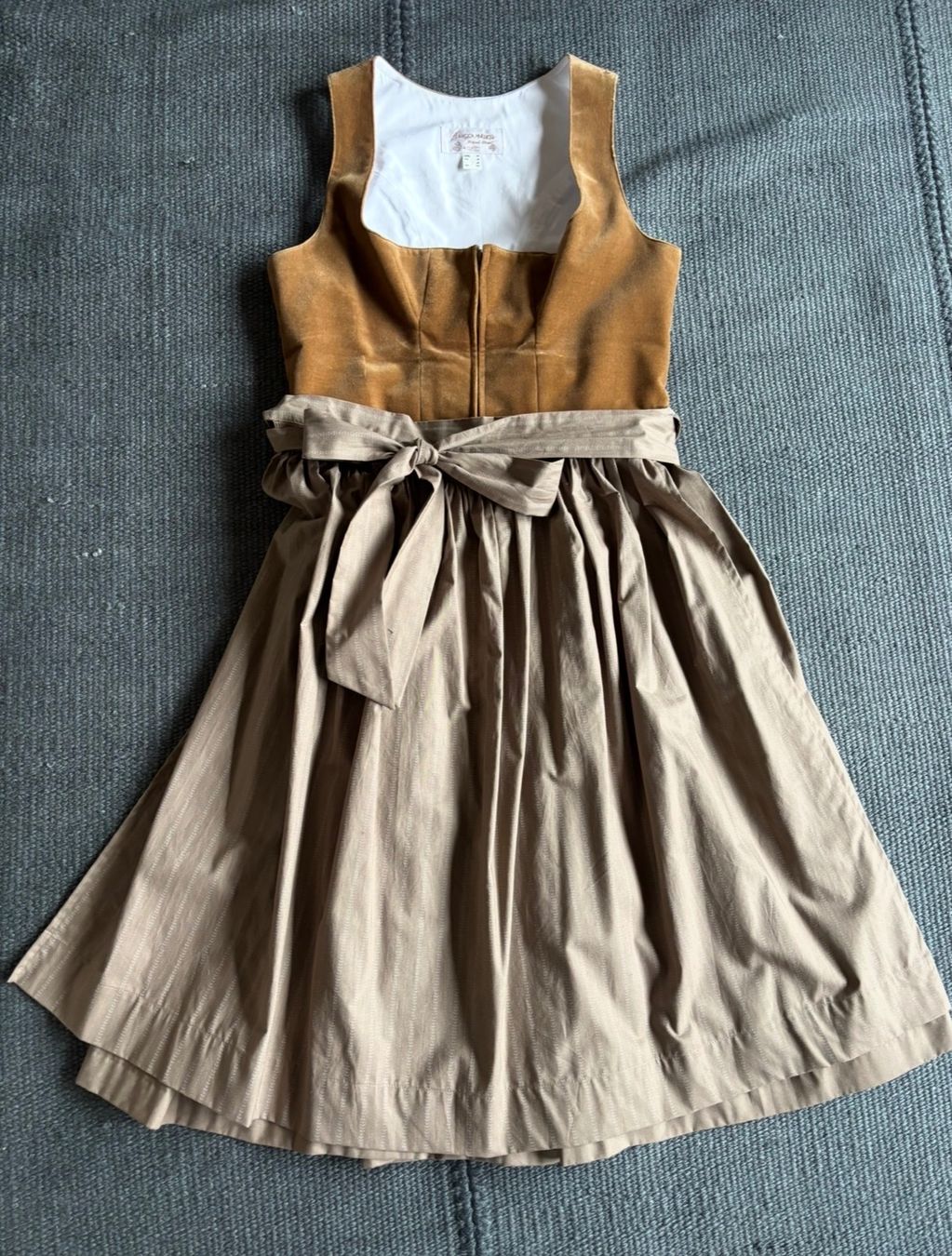 Vestiti: Angermaier Dirndl hellbraun/taupe 40 – Usato da Bennau venduto da Fury3