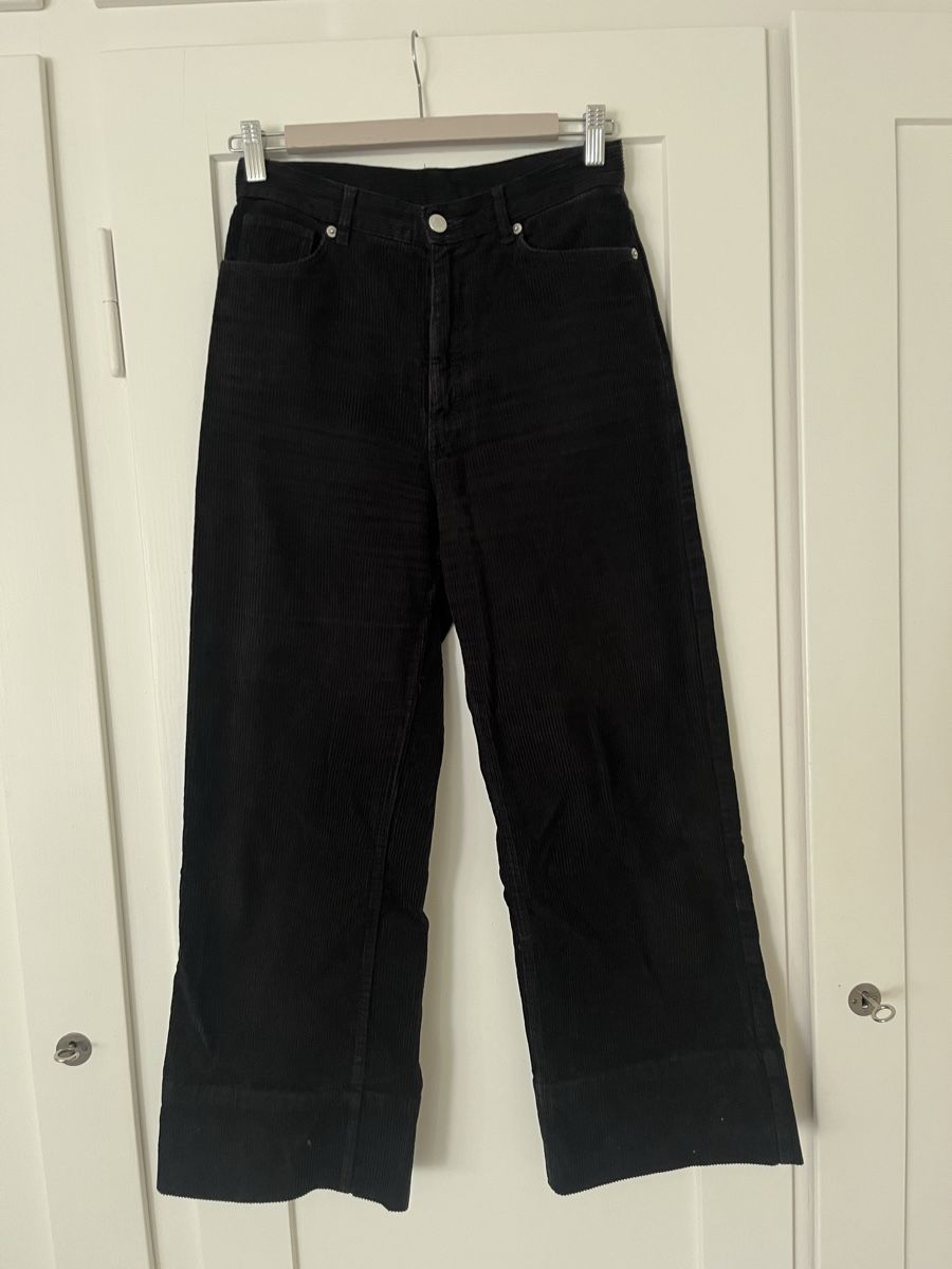 Monki Hosen: Schwarze Cord Hose  – Gebraucht aus Zürich von ale_t