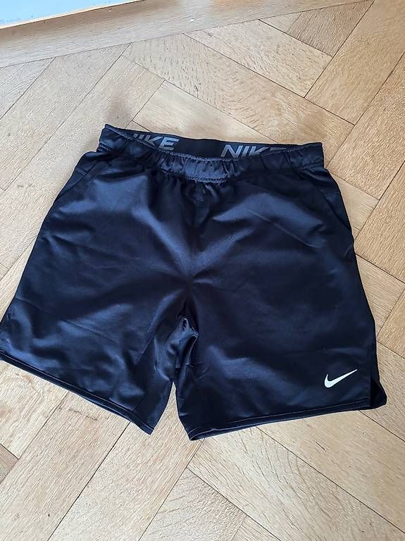 Nike Hosen: Nike Performance kurze Sporthose Gr. M – Neu (gemäss Beschreibung) aus Bern von oliver.schenker
