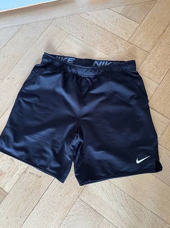 Nike Performance kurze Sporthose Gr. M
