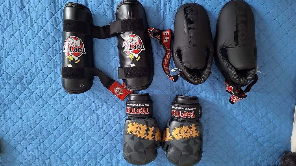 Gants: Kickbox-Ausrüstung – D'occasion à Unterkulm par Petre. 1