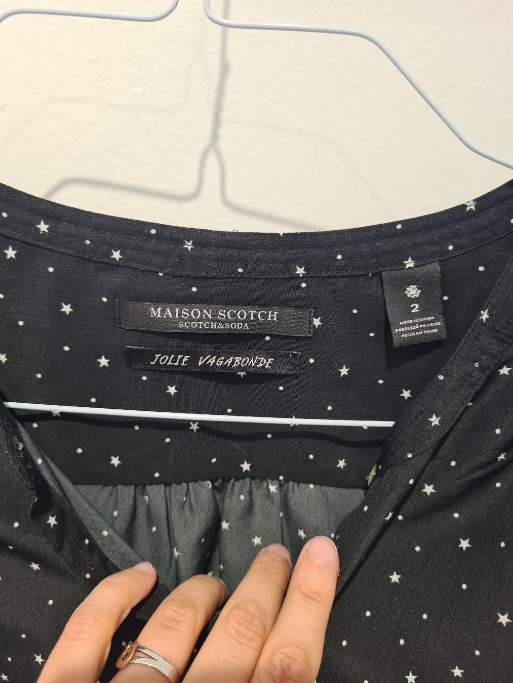 Maison Scotch Camicette: Damen Bluse schwarz mit Sternen Grösse 2 Maison Scotch – Usato da Adligenswil venduto da FriedasWelt 1