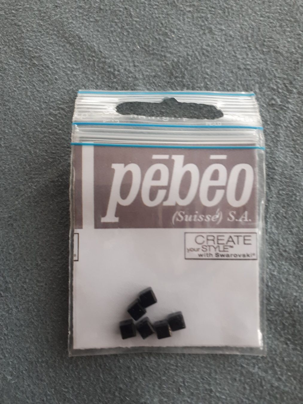 Perlen (unechte): 6 cubes Swarovski 4 mm Noir – Neu und originalverpackt aus Ferlens VD von sunshine321