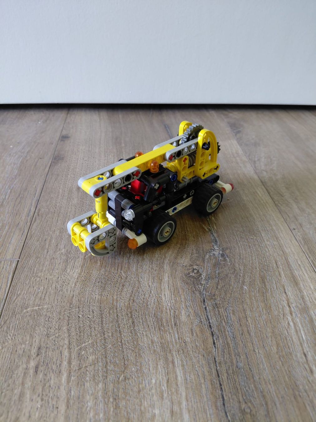 Lego Giocattoli: LEGO Technic 42031 — La camionnette élévatrice – Usato da Eschert venduto da elleajis