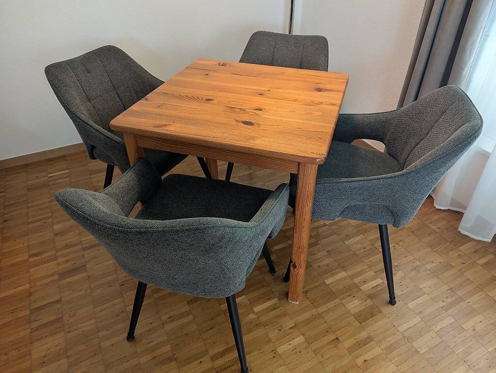Tables: Tisch zu verschenken (ca. 75cm x 75cm) – D'occasion à Kreuzlingen par misfit777