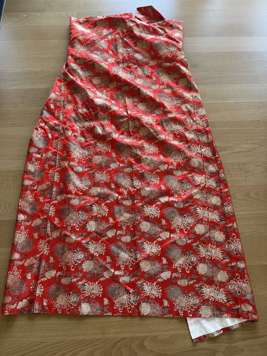 Kimono: Roter Kimono aus Japan mit Blumenmuster – Usato da Neuhausen venduto da DELY 4