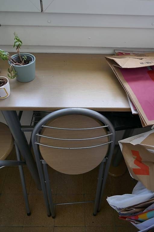 Set de table et chaises: Table de bar avec deux chaises pliantes – D'occasion à Genève par mih_92lc 1