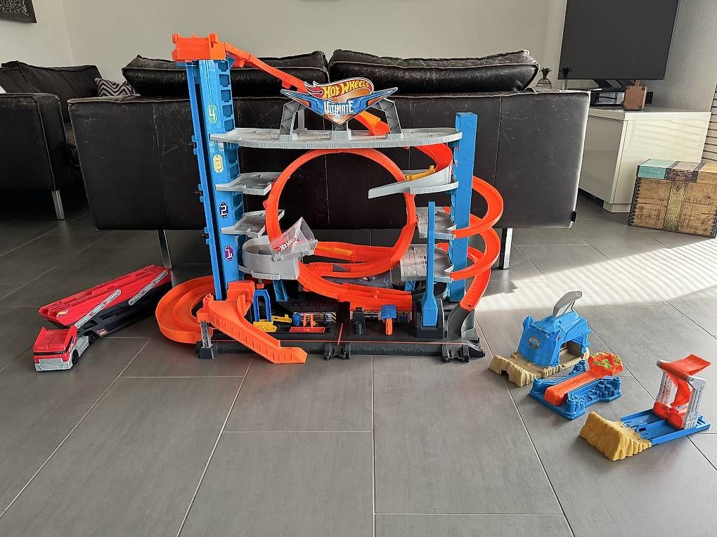Giocattoli: Hot Wheels-Méga garage ultimate – Usato da Villarvolard venduto da Villa36