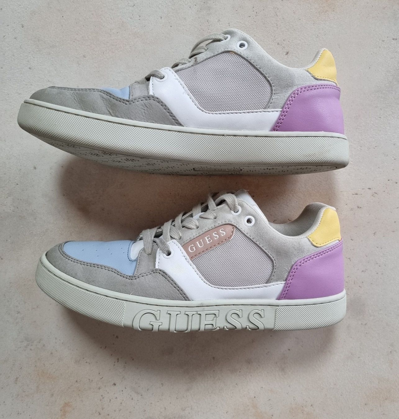 Scarpe da donna: GUESS Sneaker 39 weiss-farbig – Usato da Falera venduto da Fudax 1