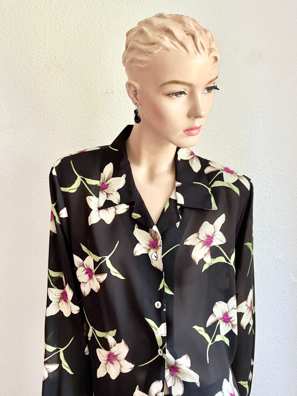Blusen: Bluse mit Blumenprint mit schwarzem Jupe – Gebraucht aus Kloten von Nephty 7