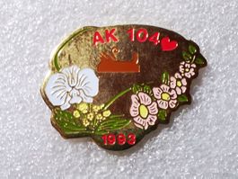 Ansteckpin 54: AK 104