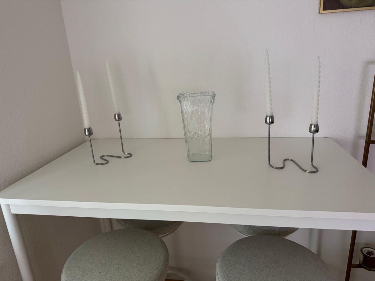 Tischset: Stehtisch mit vier Barhockern  – Gebraucht aus Winterthur von ber_c8fy 1