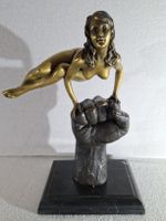 Bronze nackte Turnerin auf Hand