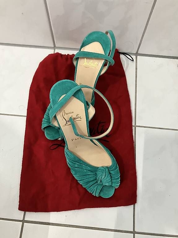 Damenschuhe: Wildleder Louboutin – Gebraucht aus Hettlingen von MissZotti
