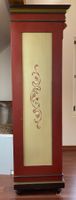 Kleiderschrank Landhausstil rot bemalt mit floralen Motiven