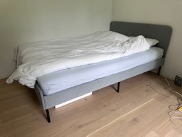 Lit IKEA 2 personne gris avec tête de lit 140cm