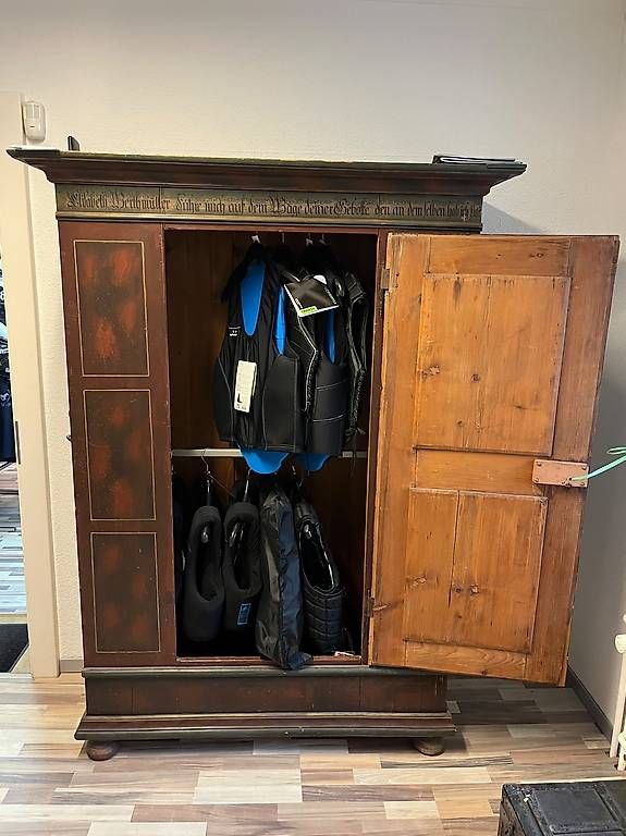 Armadi: Alter schöner Bauernschrank – Usato da Muri b. Bern venduto da Rrimini 1